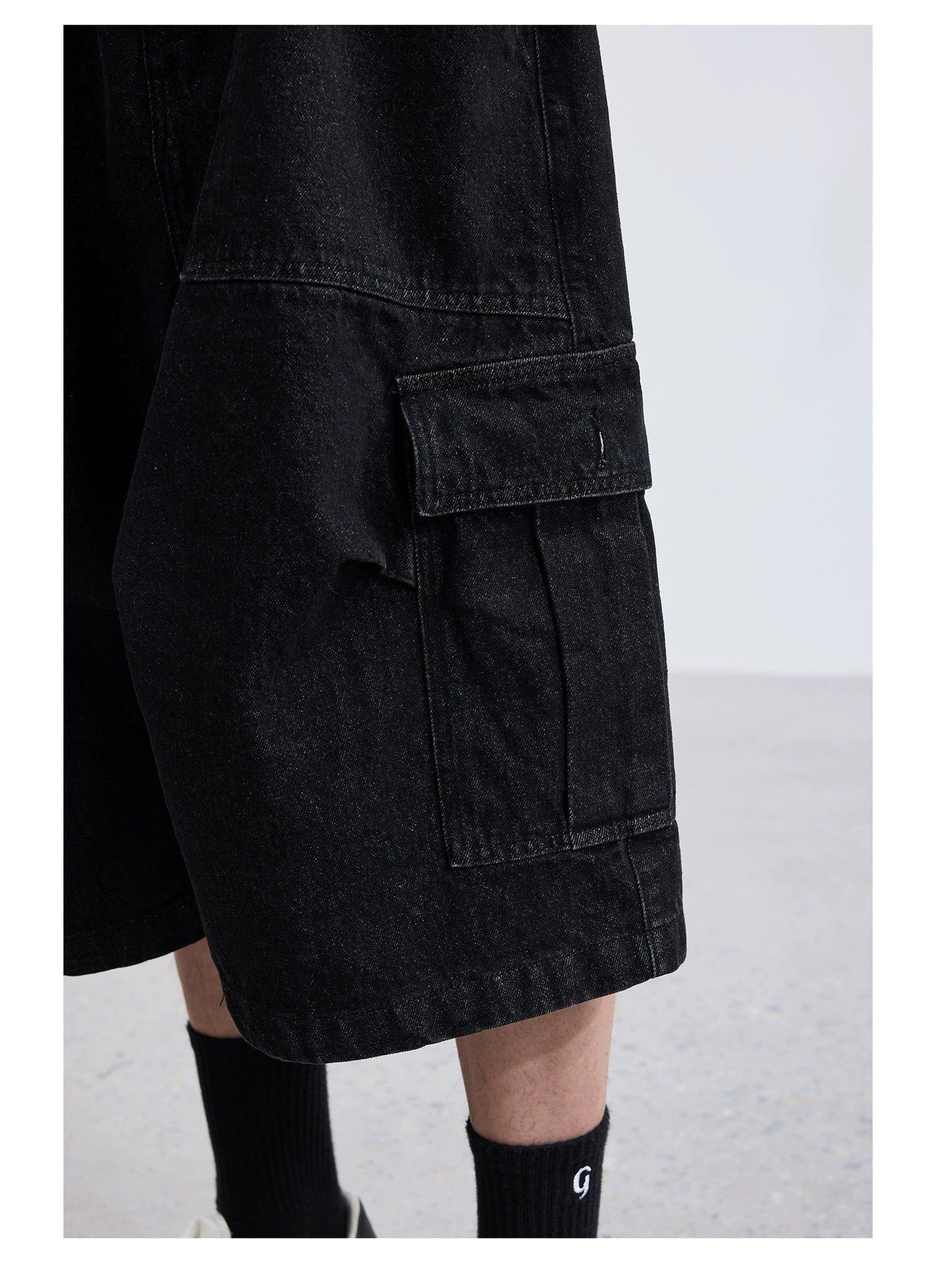 Wide Pockets Denim Shorts