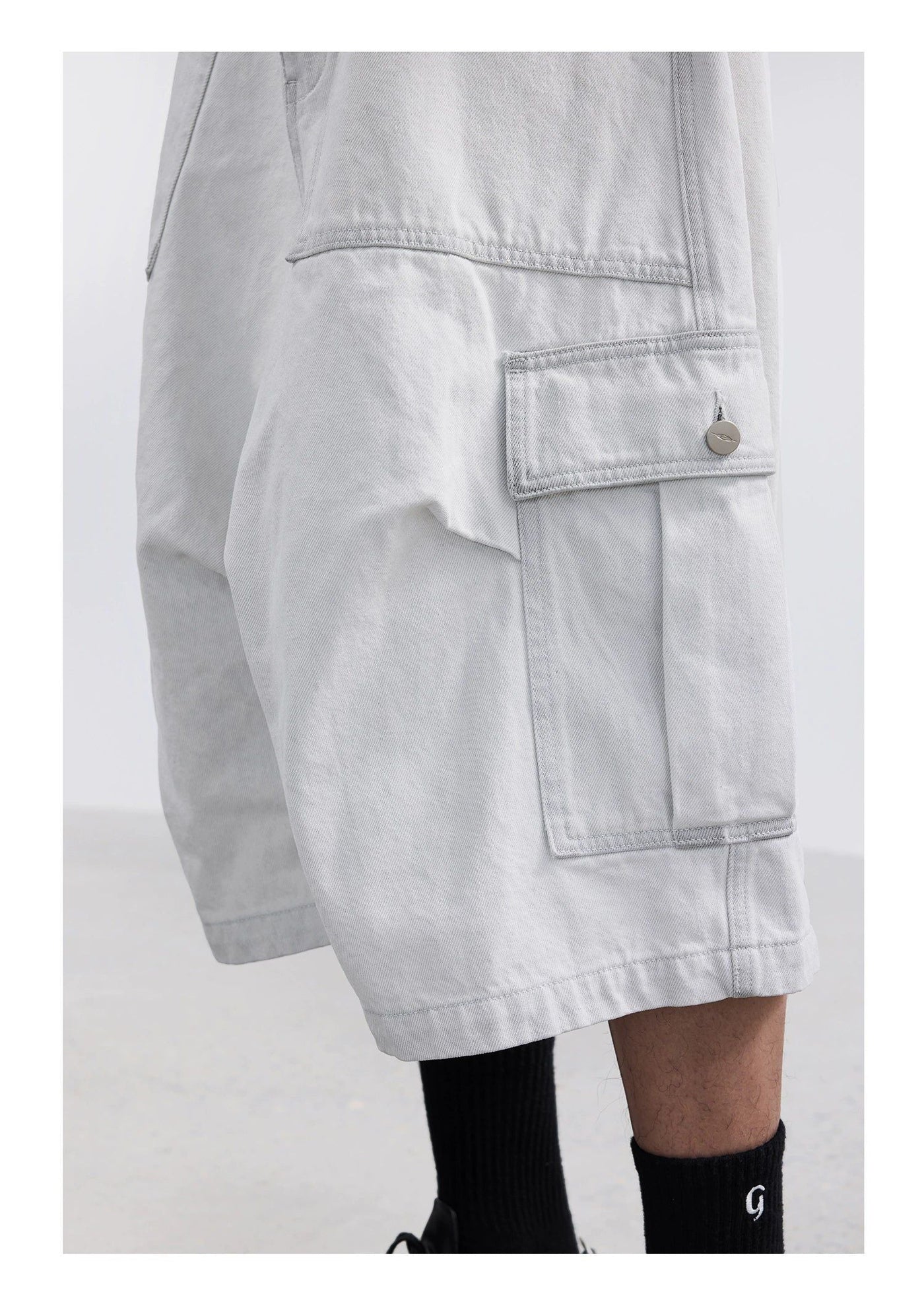 Wide Pockets Denim Shorts