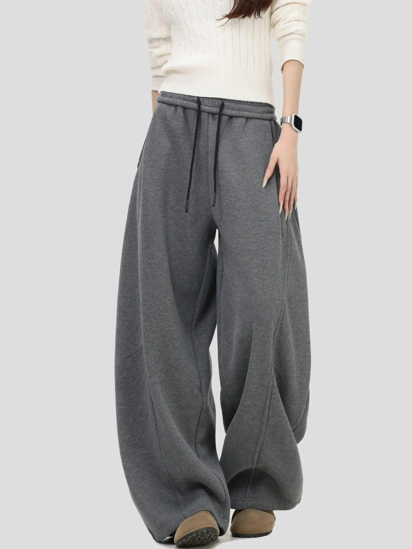 Curved Seam Loose Sweatpants