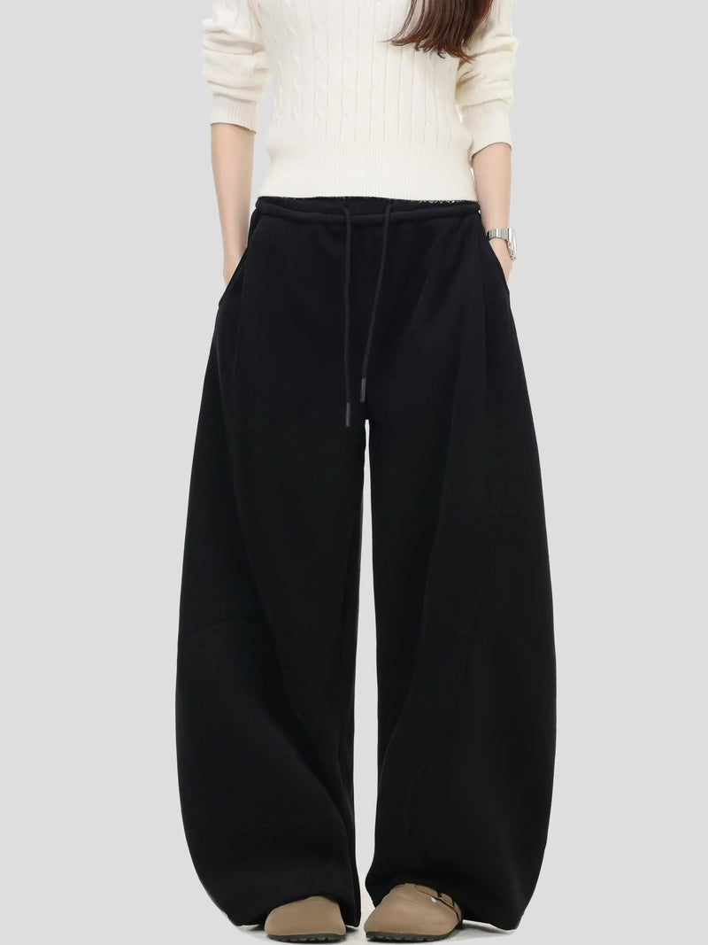 Curved Seam Loose Sweatpants