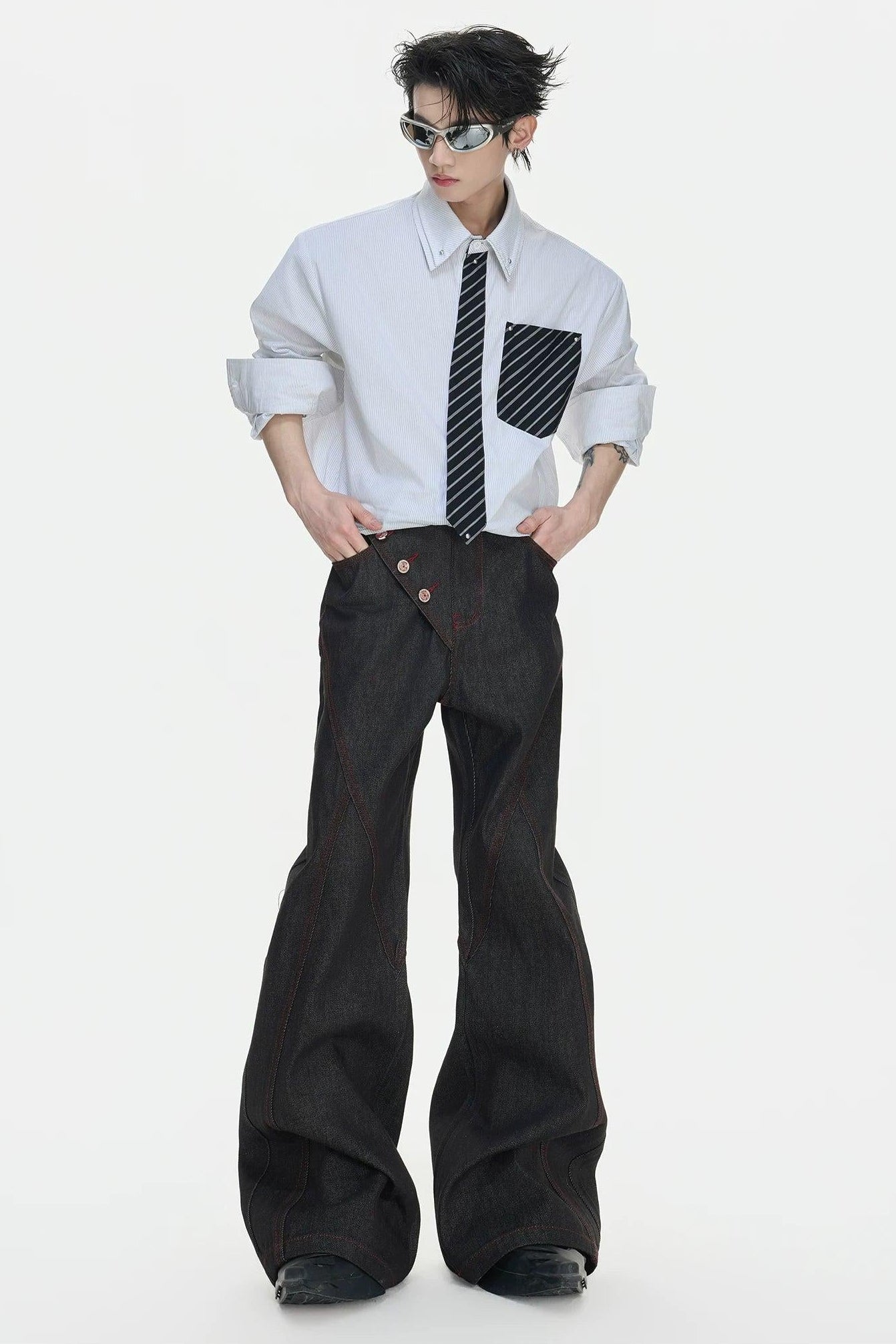 Side Buttoned Contrast Outlined Flared Jeans